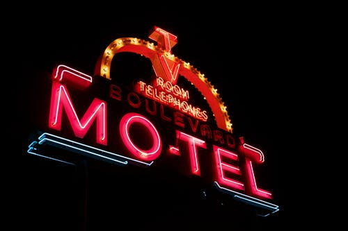 红色和橙色汽车旅馆霓虹灯标牌照片 · 免费素材图片