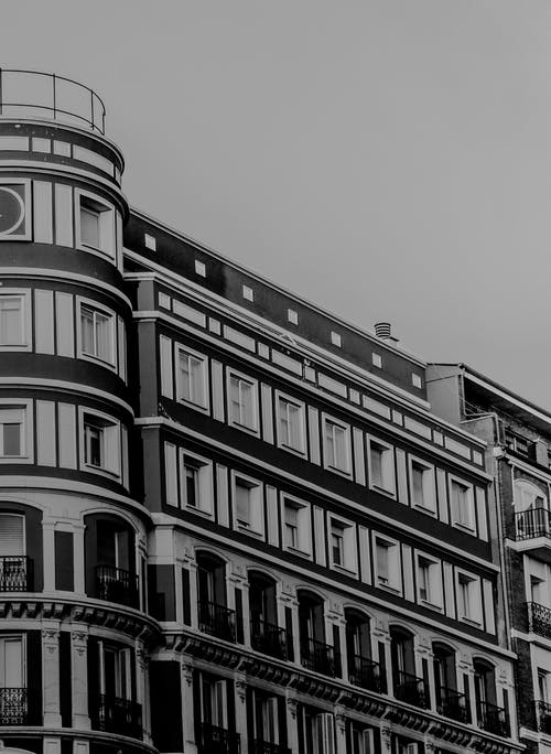 建筑物的灰度照片 · 免费素材图片