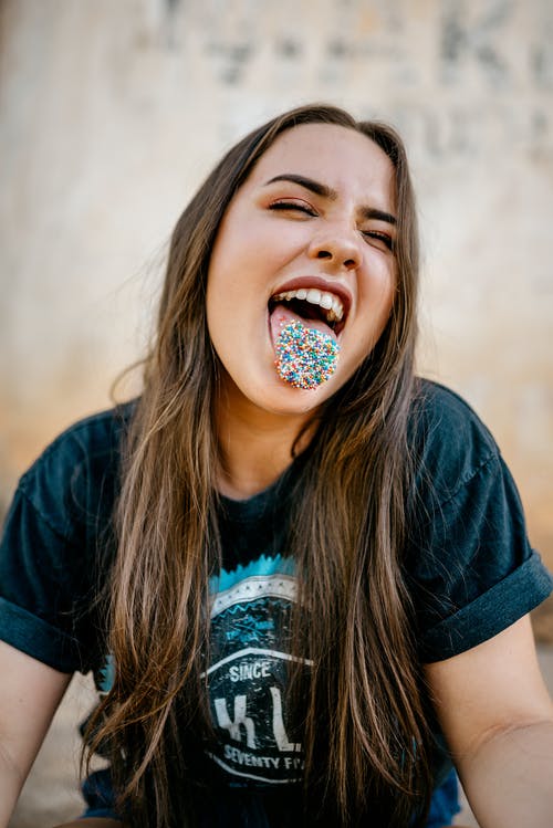 糖果在舌头上的女人 · 免费素材图片
