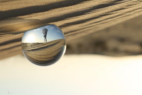 棕色沙滩上的雪花玻璃球 · 免费素材图片