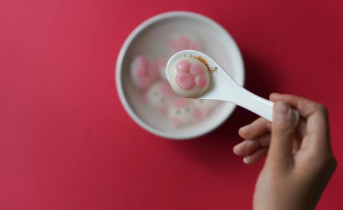 人拿着勺子与食物 · 免费素材图片