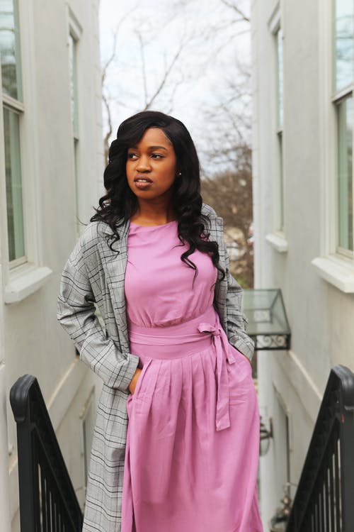 站在楼梯上的女人 · 免费素材图片