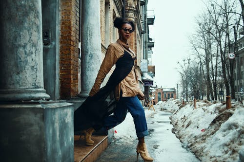 穿棕色夹克的女人踩雪覆盖路径上外面 · 免费素材图片