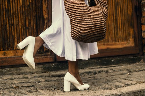 在人行道上行走时穿白色礼服和白色高跟鞋的女人 · 免费素材图片
