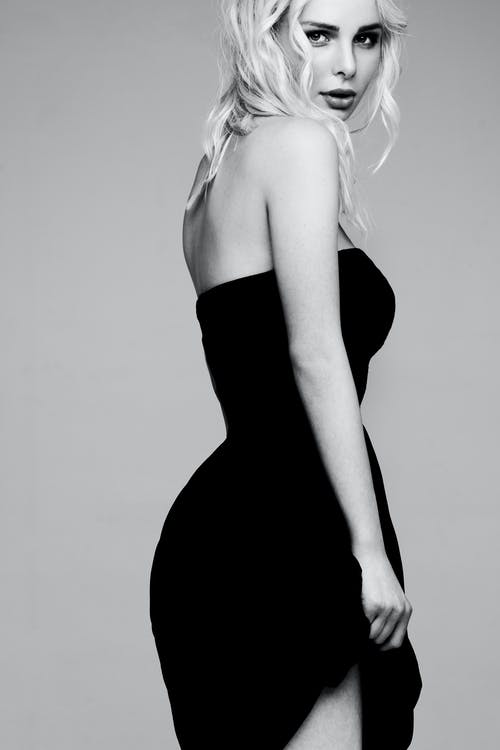 女孩穿着管迷你连衣裙 · 免费素材图片