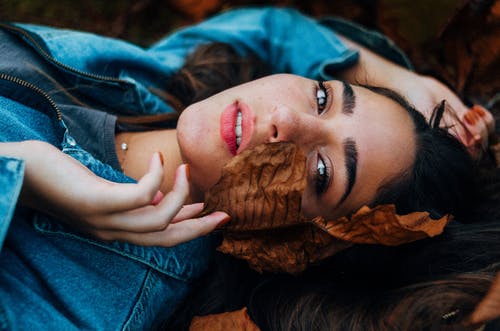 躺在地上的女人 · 免费素材图片