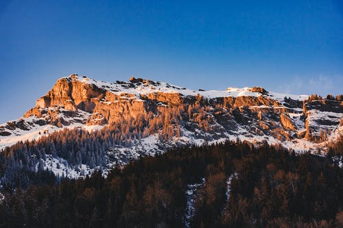 雪山在湛蓝的天空 · 免费素材图片