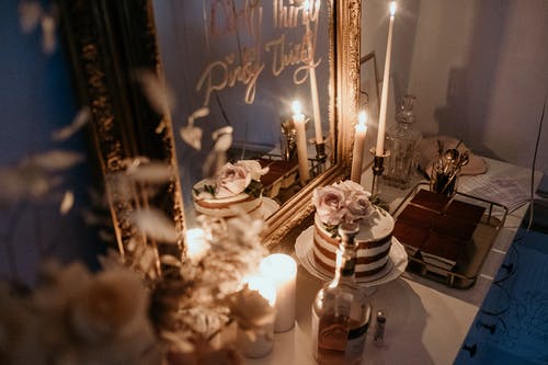 桌上的蛋糕和蜡烛 · 免费素材图片