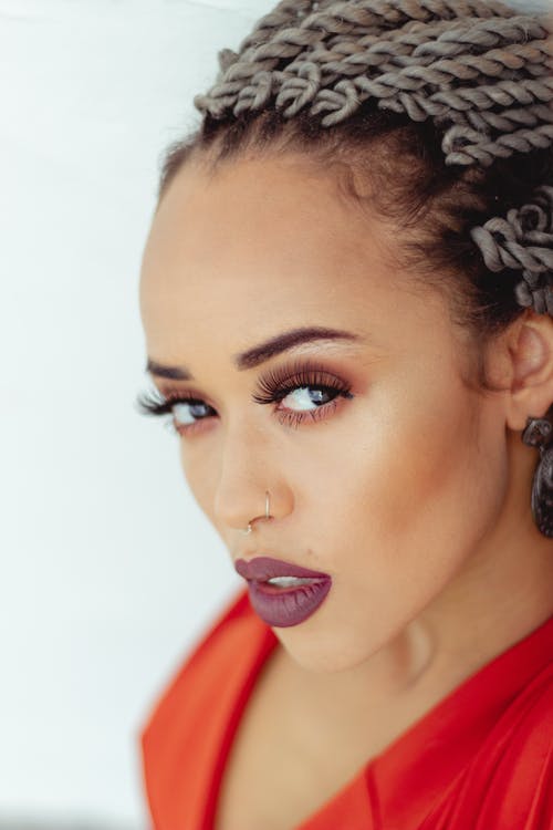 站在白墙上的女人 · 免费素材图片