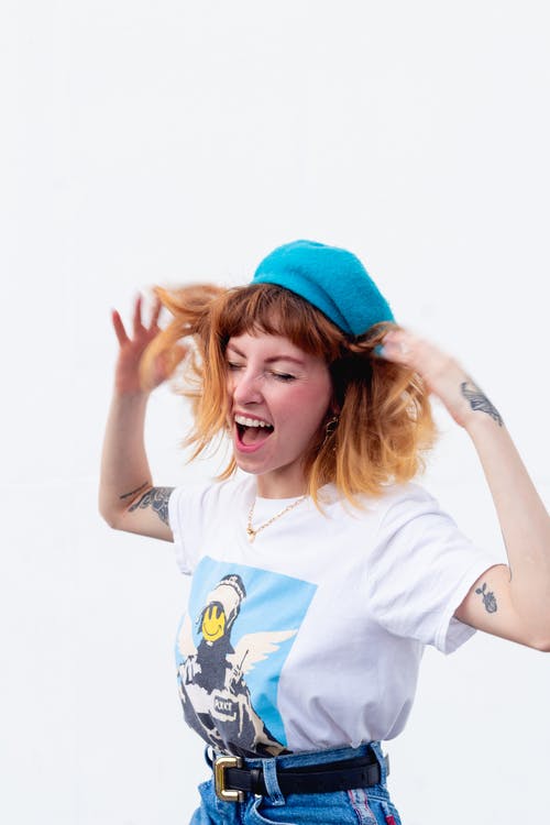 女人穿着衬衫和牛仔下装 · 免费素材图片