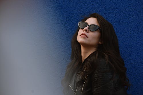戴墨镜的女子 · 免费素材图片