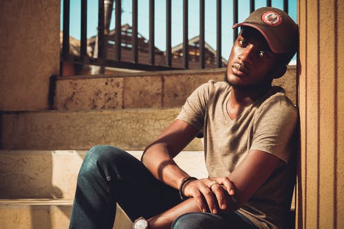 男子坐在楼梯上 · 免费素材图片