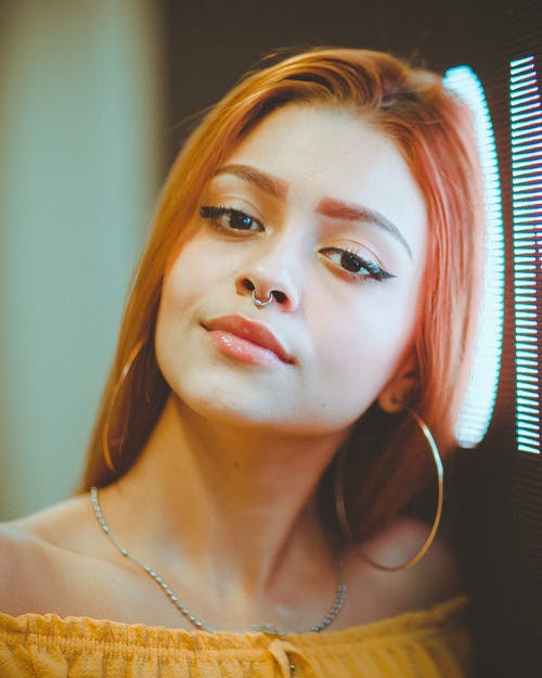 女人靠在墙上 · 免费素材图片