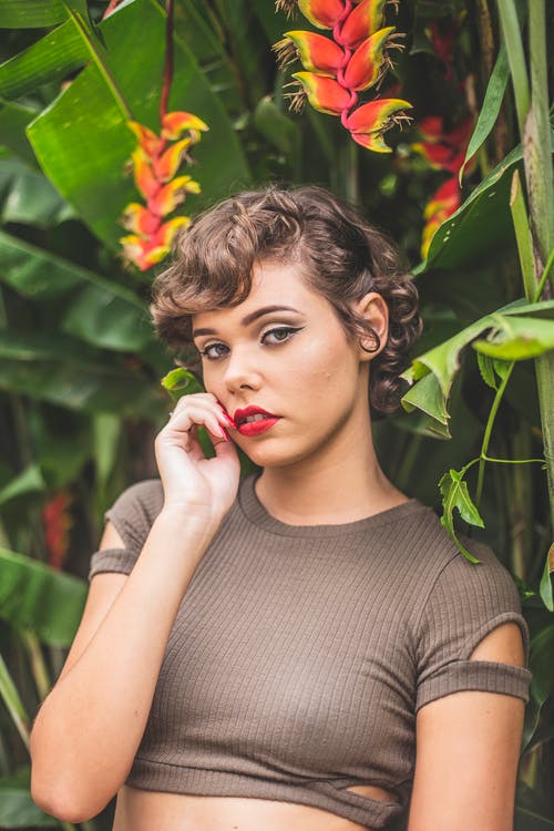 女人穿作物顶部的照片 · 免费素材图片