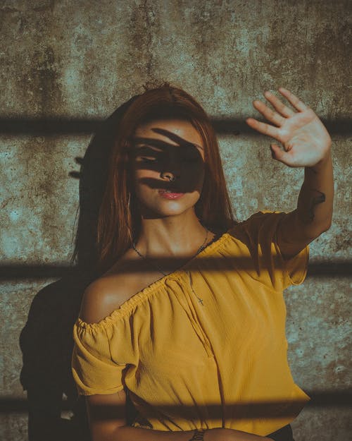 女人穿着黄色的露肩上衣 · 免费素材图片