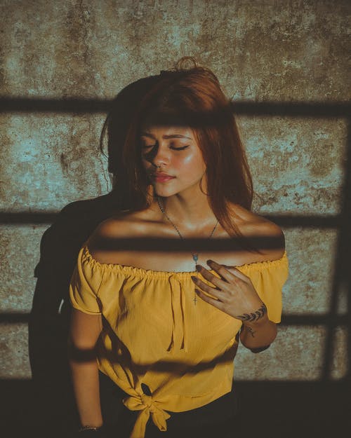 女人站在墙附近 · 免费素材图片