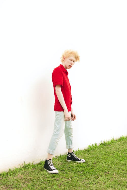 站在墙上的红色衬衫的男人 · 免费素材图片