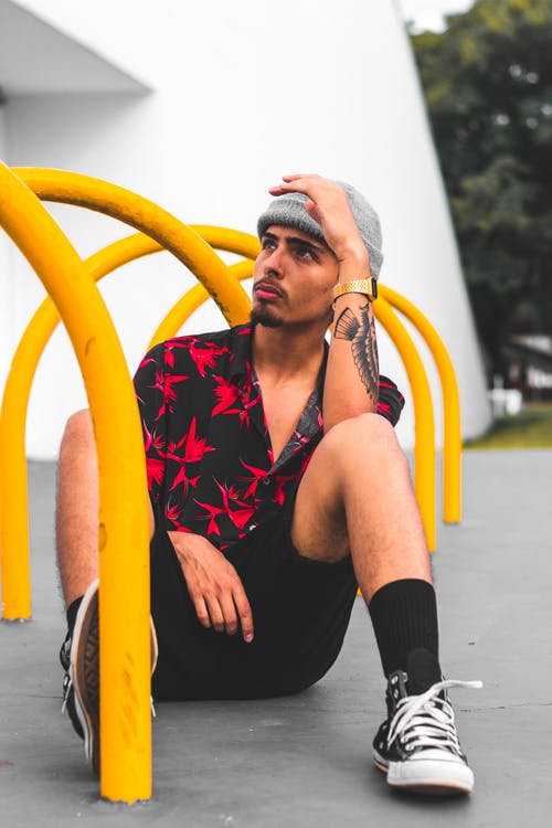 男子坐在地板上 · 免费素材图片