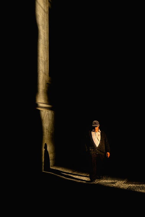 沿着黑暗的公墓走不露面的老人 · 免费素材图片