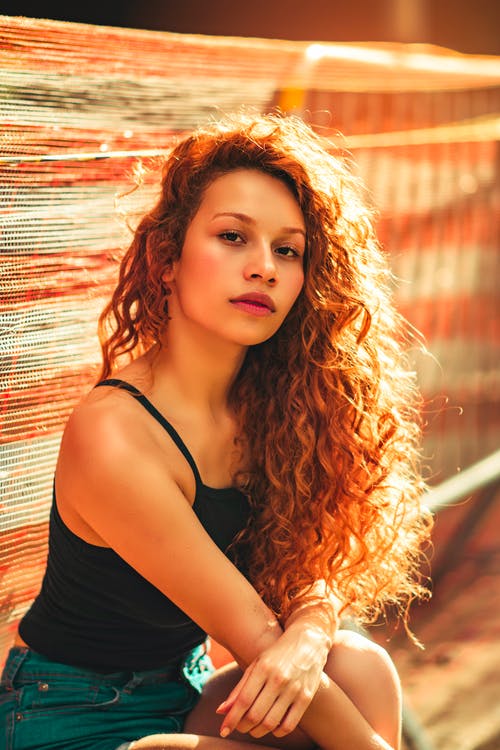 在纺织品旁边的妇女佩带的吊带背心 · 免费素材图片