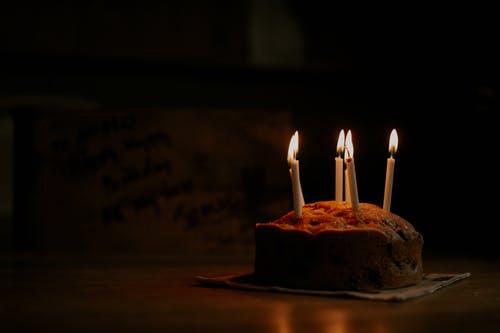 蛋糕与点燃的蜡烛 · 免费素材图片