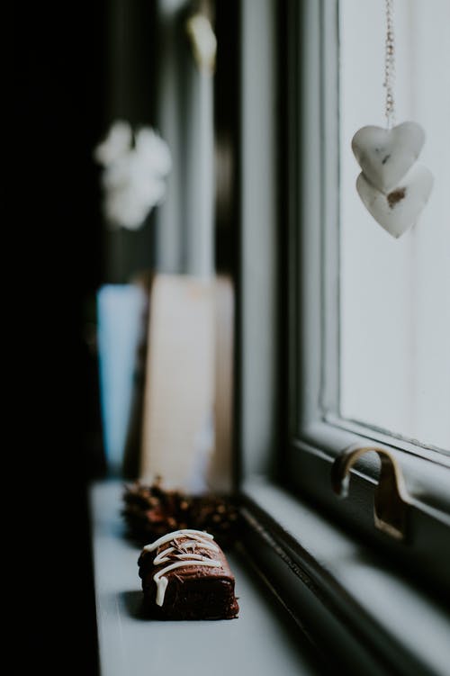 窗户表面的棕色饼干 · 免费素材图片