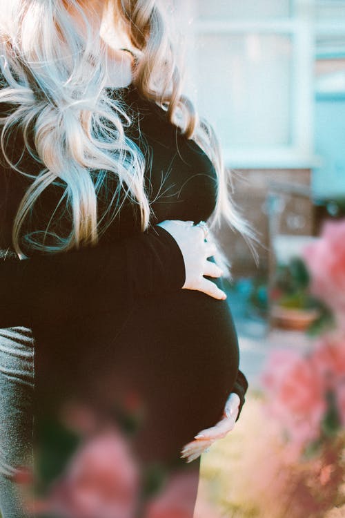 黑色长袖连衣裙的孕妇 · 免费素材图片