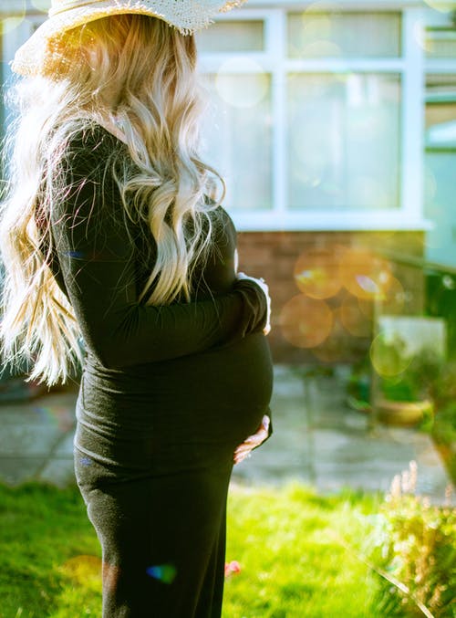 孕妇拿着自己的肚子 · 免费素材图片