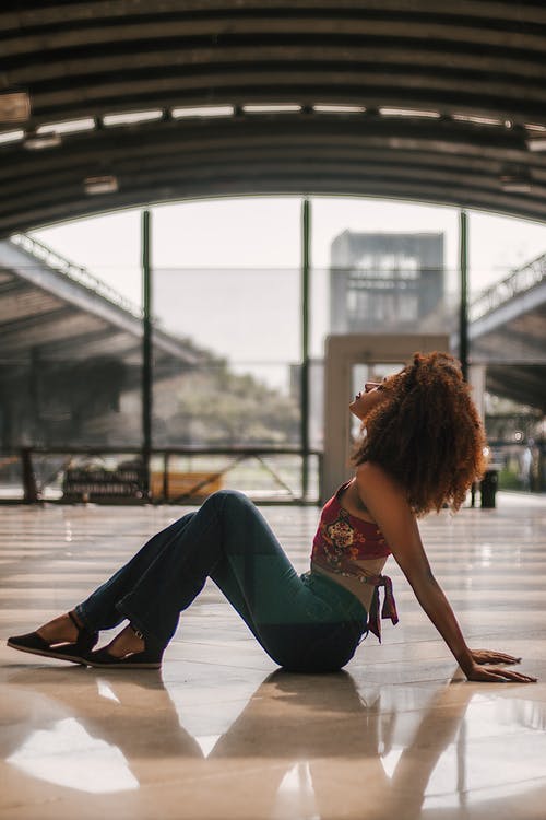 坐在地上的女人 · 免费素材图片