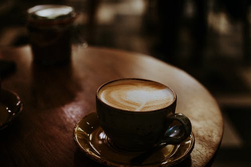 咖啡棕色陶瓷茶杯 · 免费素材图片