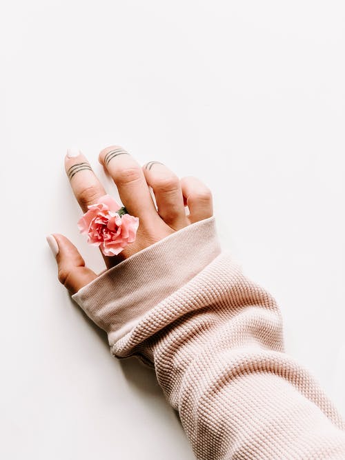 粉红色织物玫瑰戒指的女人 · 免费素材图片