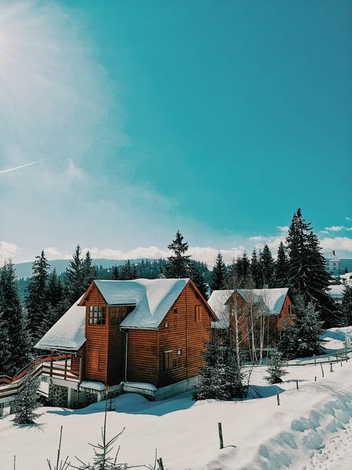 蓝蓝的天空下的雪盖的房子 · 免费素材图片