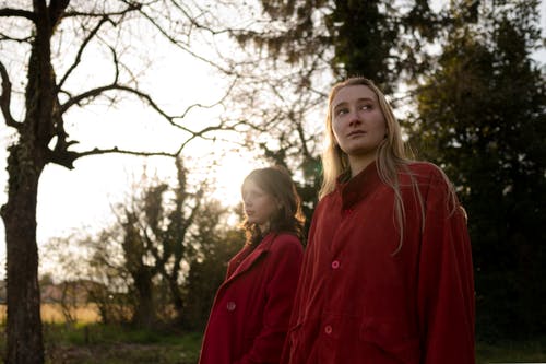 两个女人穿着红色外套 · 免费素材图片