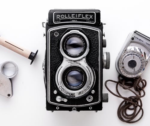 白色表面上的黑色rolleiflex相机 · 免费素材图片