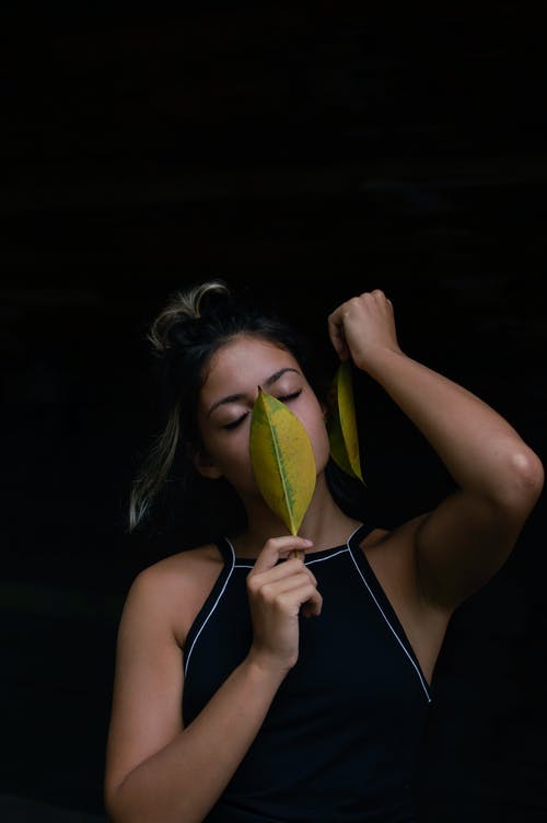 女人控股叶 · 免费素材图片