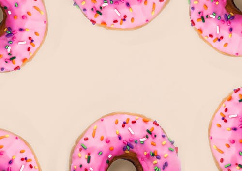 粉红甜甜圈的特写照片 · 免费素材图片