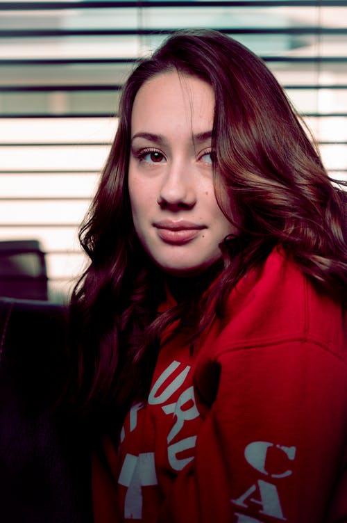 穿红色外套的女人的照片 · 免费素材图片