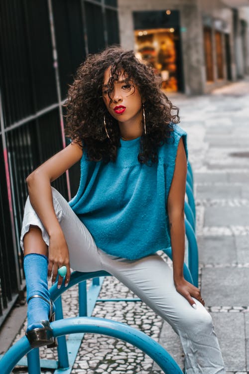 女人穿无袖上衣和裤子 · 免费素材图片