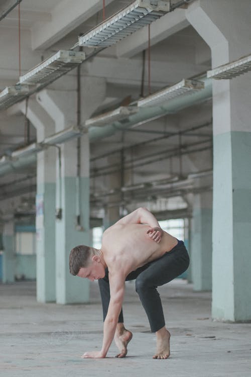 裸照的人，在白色的大楼附近锻炼 · 免费素材图片