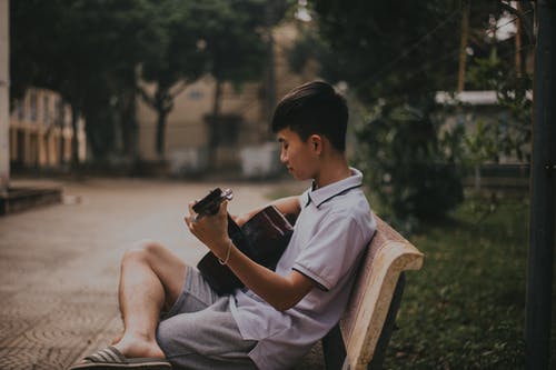 男孩弹吉他的照片 · 免费素材图片