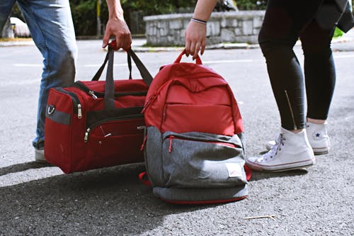 两人携带行李和背包 · 免费素材图片