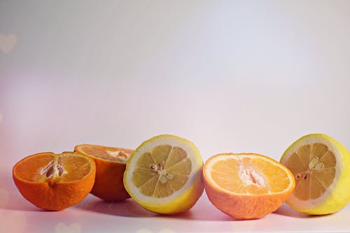 五片黄色柠檬 · 免费素材图片