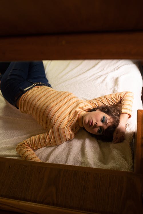 躺在床上的女人 · 免费素材图片