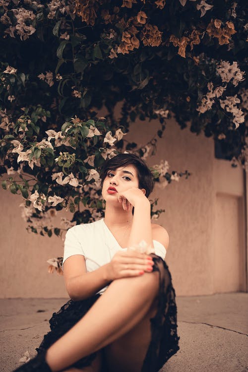坐在植物附近的女人 · 免费素材图片