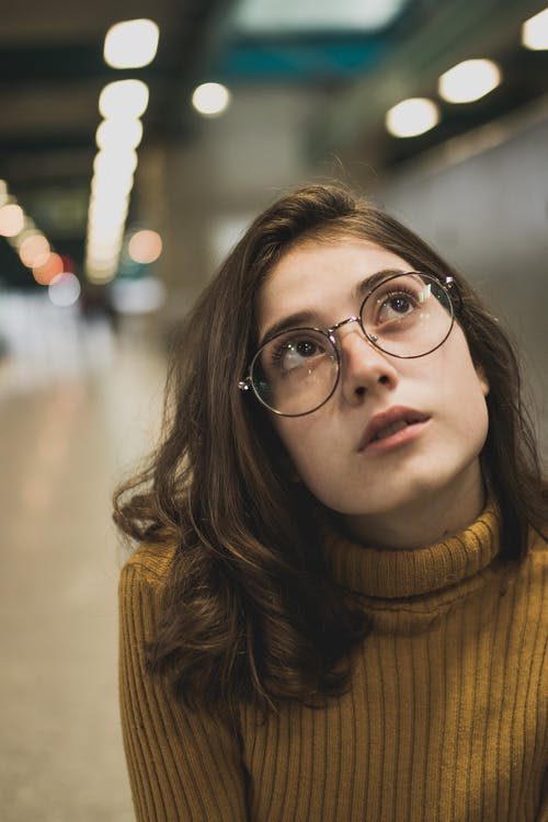 抬头眼镜的女人的照片 · 免费素材图片