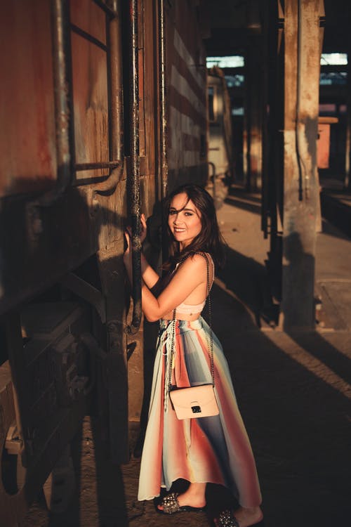 穿棕色衣服的女人 · 免费素材图片