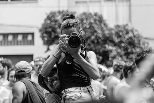 男人携带女人拍照时的灰度摄影 · 免费素材图片