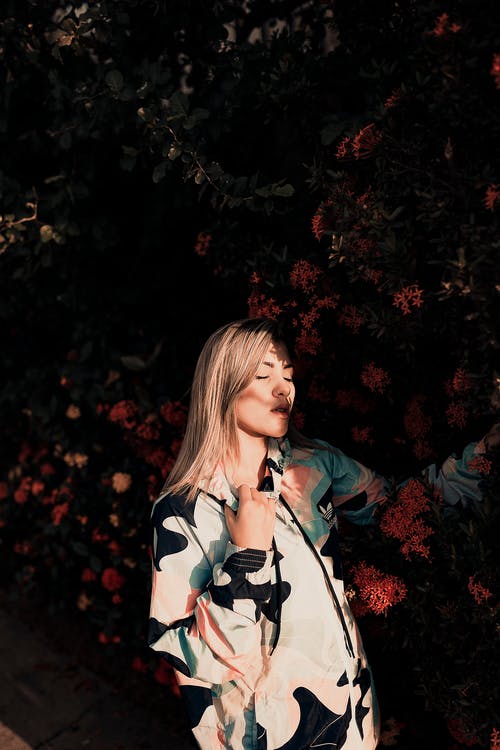 女人站在树附近 · 免费素材图片