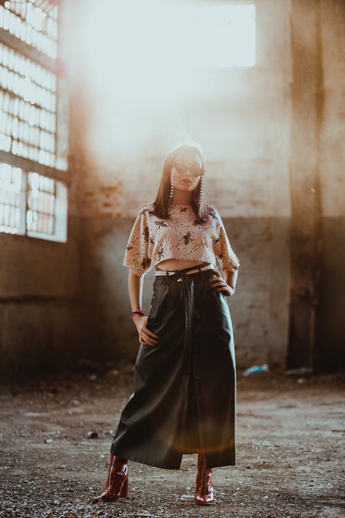 女人穿着灰色作物上衣 · 免费素材图片