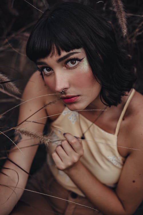 女人站在草旁边 · 免费素材图片